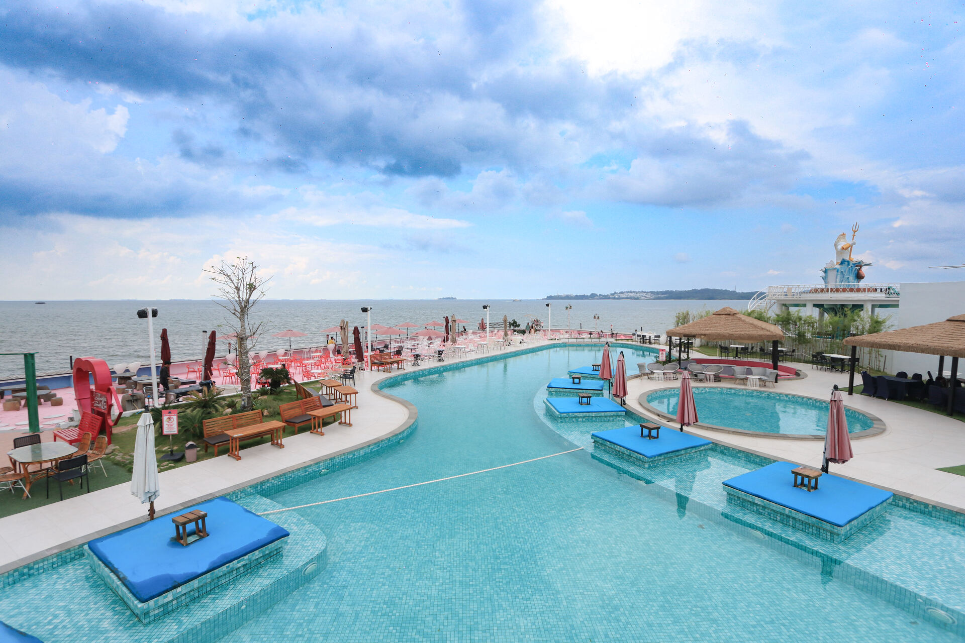 Pasir pink Blue Fire Beach Club saat matahari terbenam