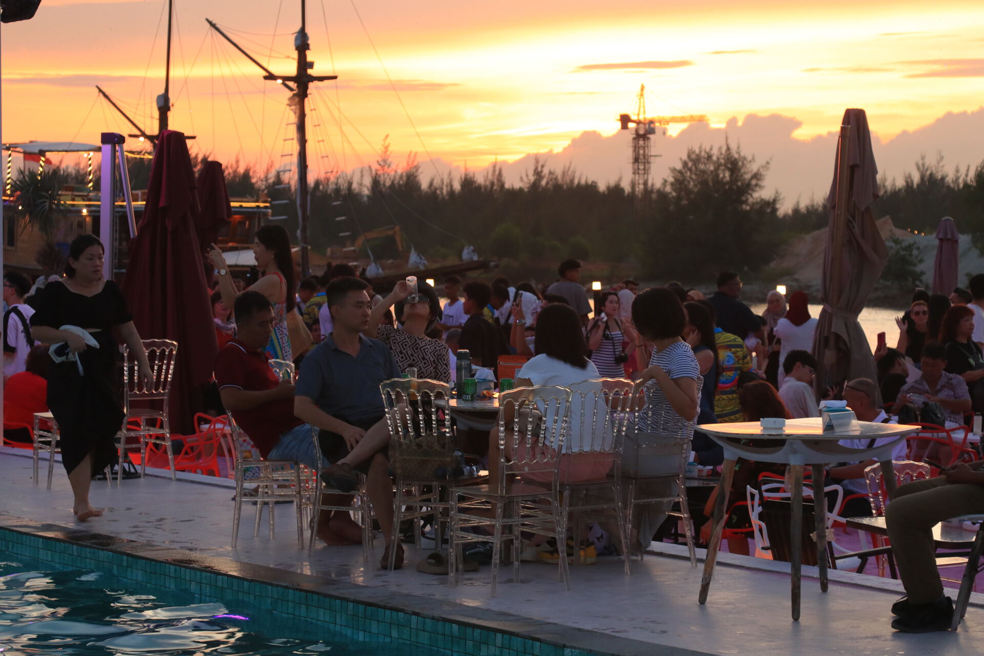 Suasana matahari terbenam di dermaga Blue Fire Beach Club