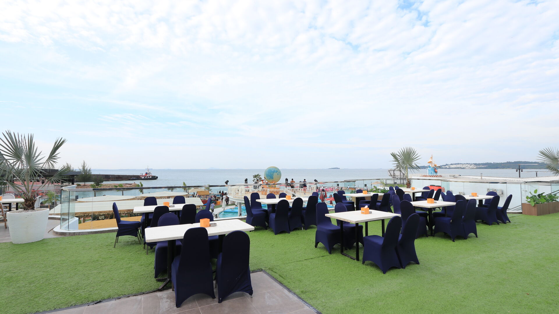 Area duduk rooftop Blue Fire Beach Club dengan pemandangan laut