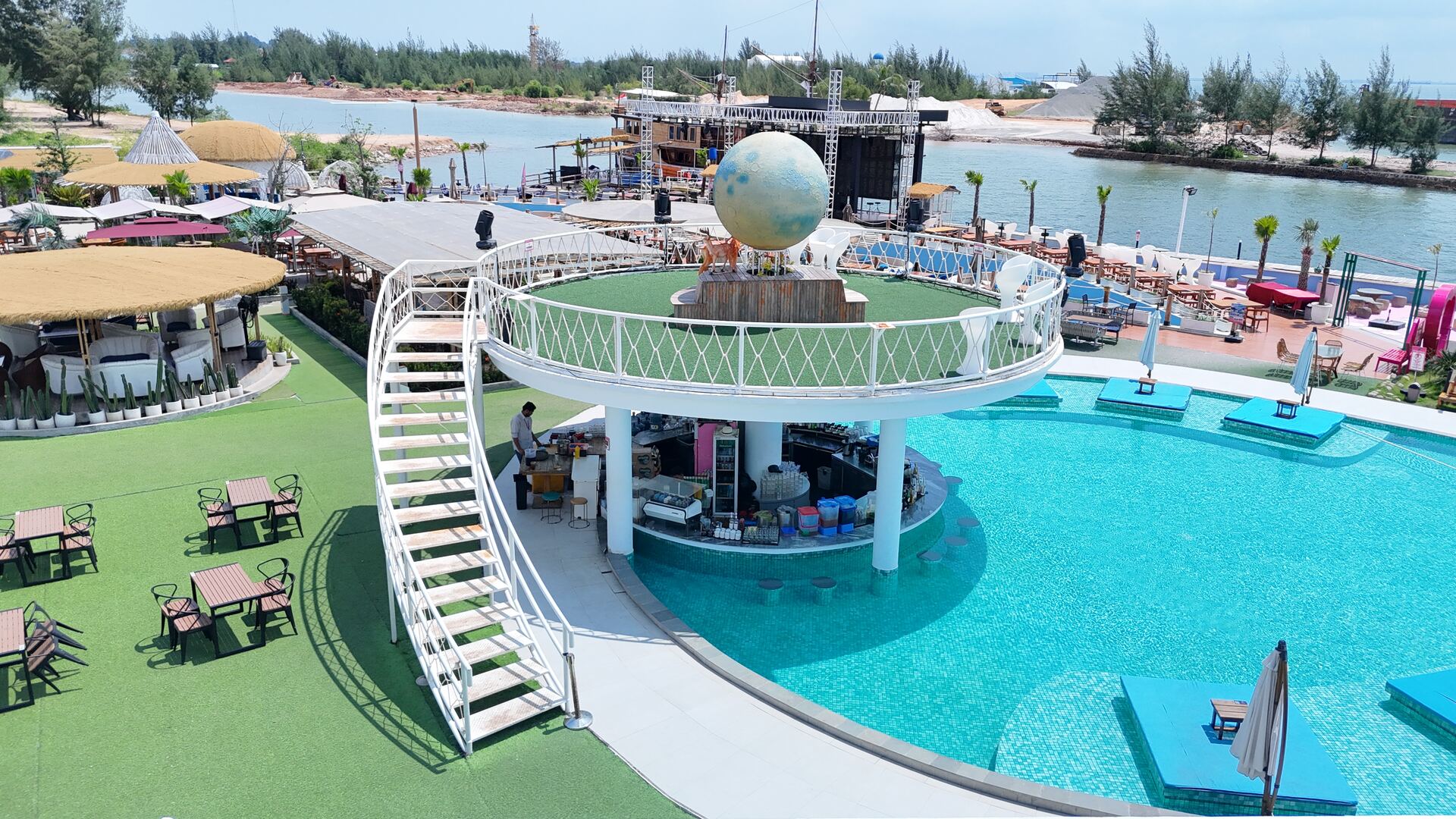 Kapal Phinisi Gallia dan wahana air Blue Fire Beach Club